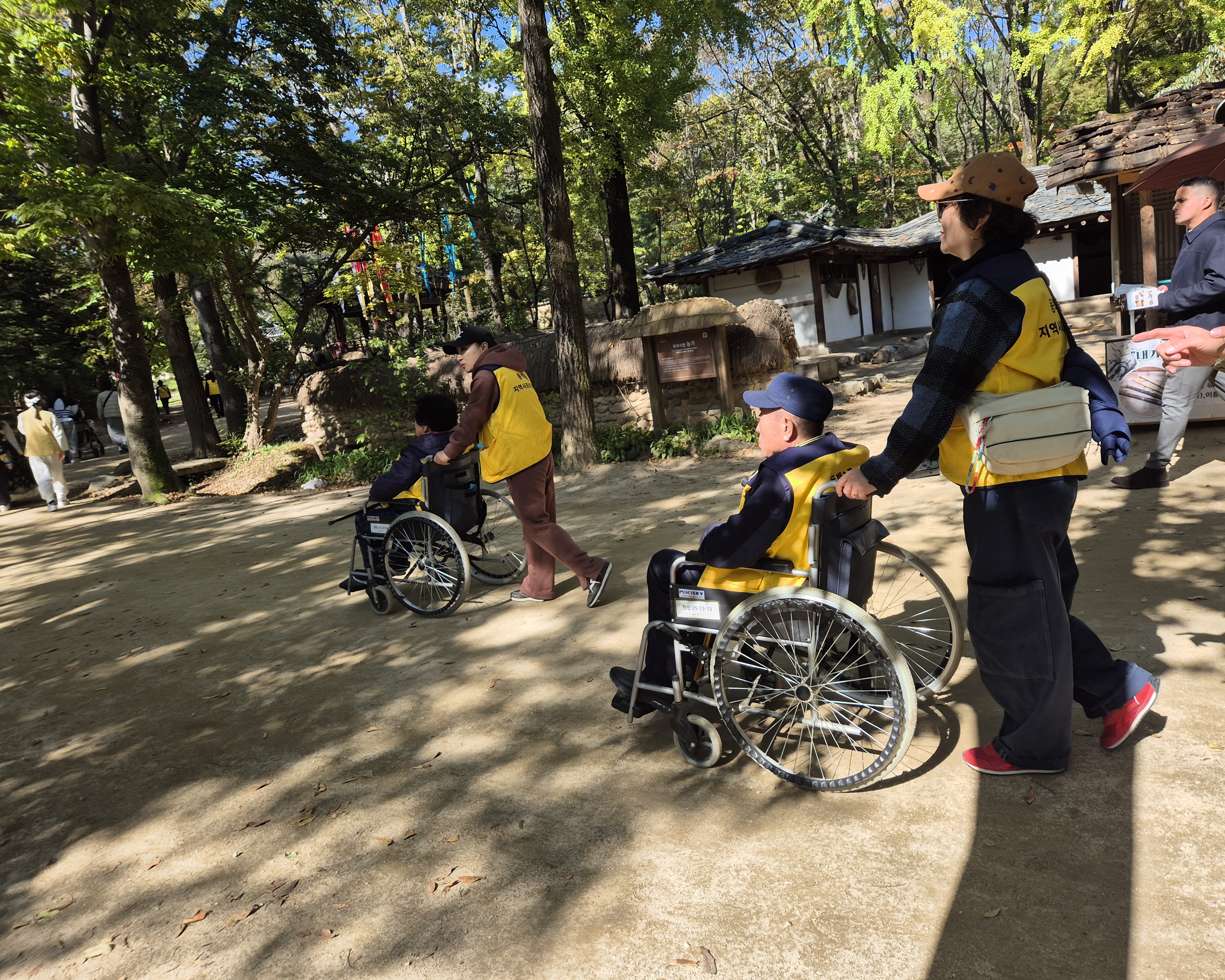 동백3동 지역사회보장협의체, 독거어르신 한국민속촌 나들이 지원