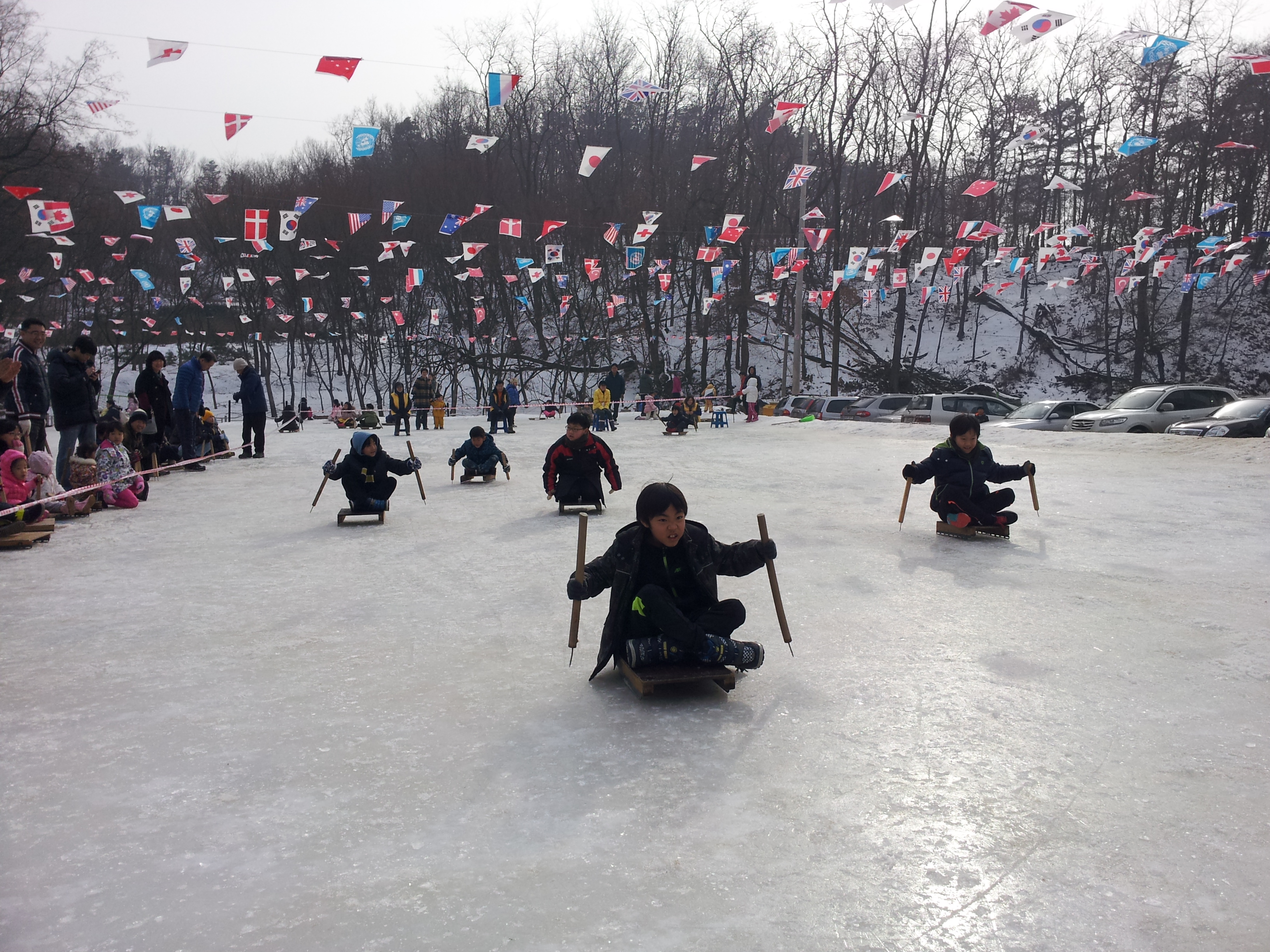 썰매대회 수상자와 함께 사진