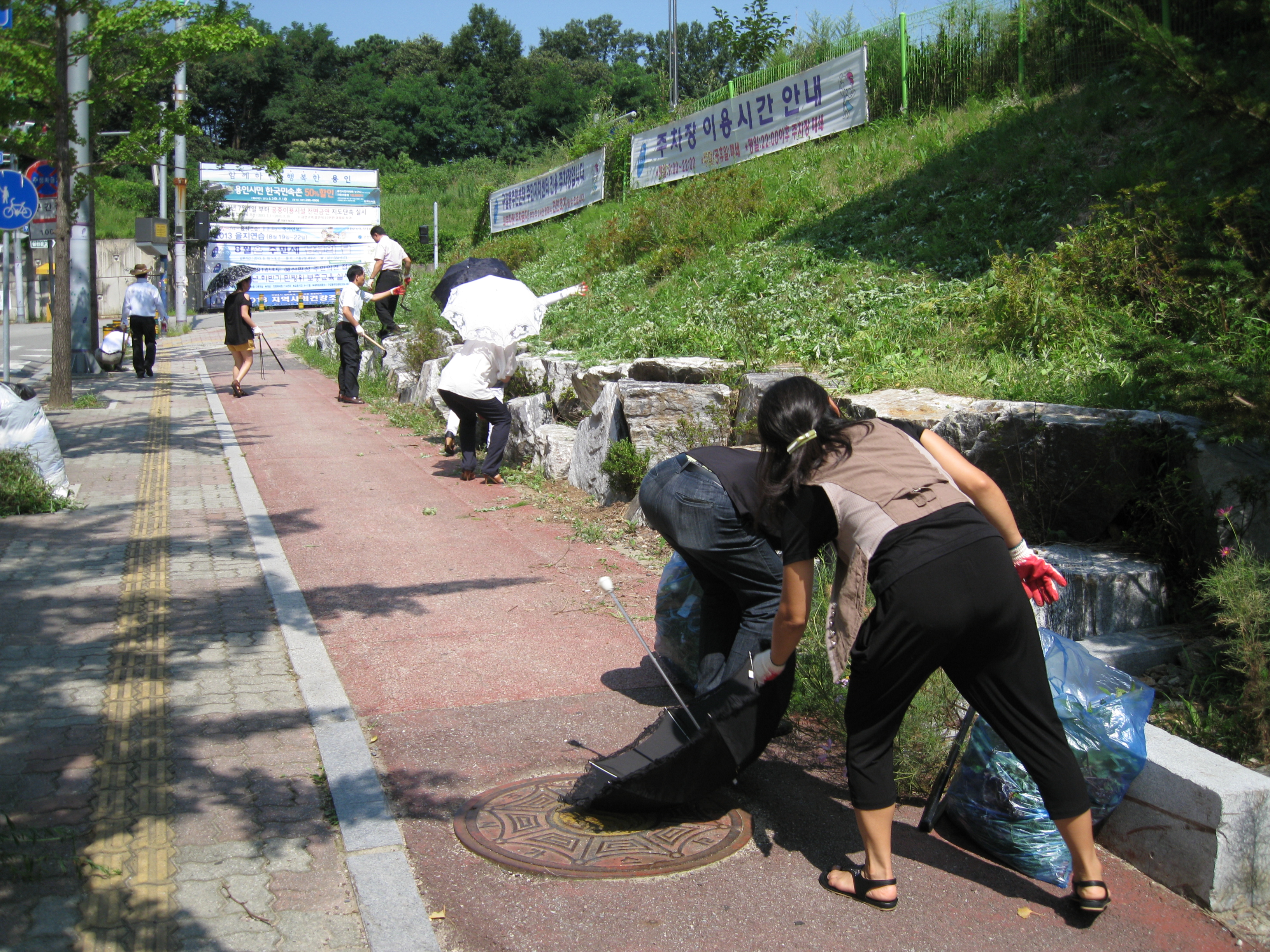 주민자치위원님들 주변 환경정화 사진
