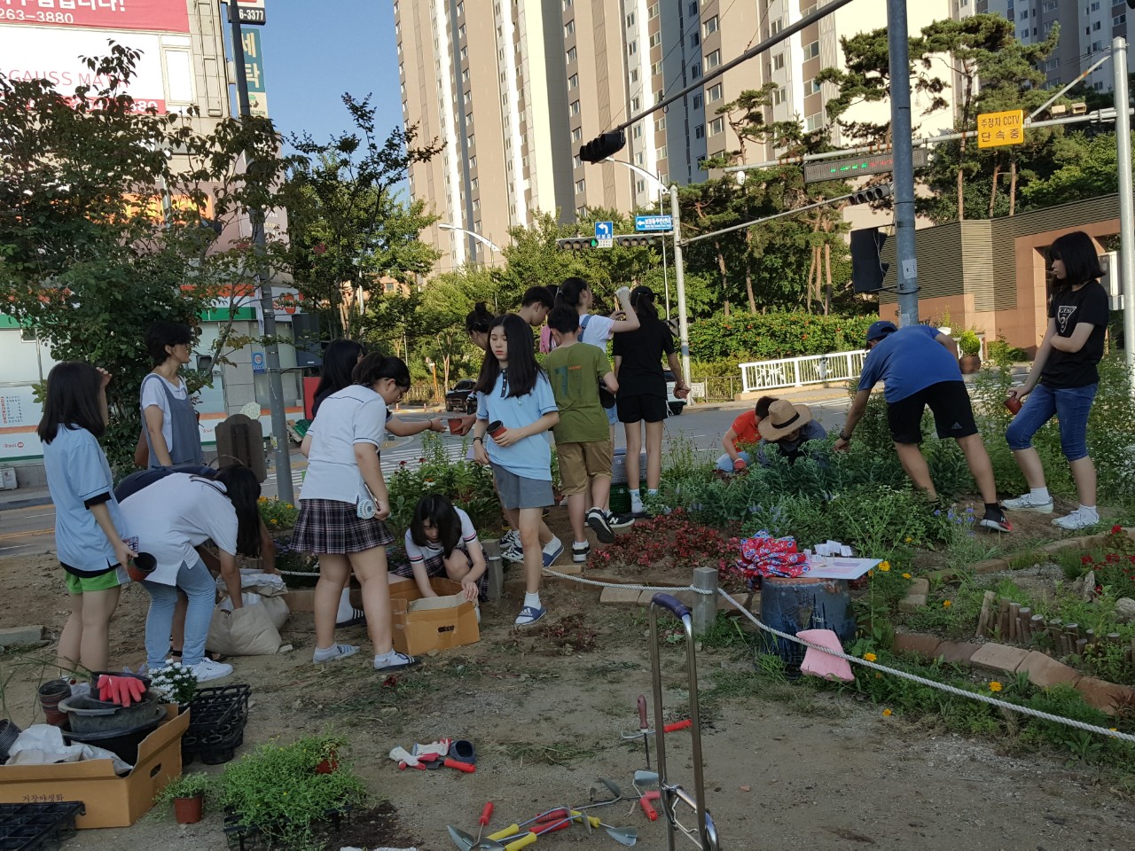 청소년 정원사 사진