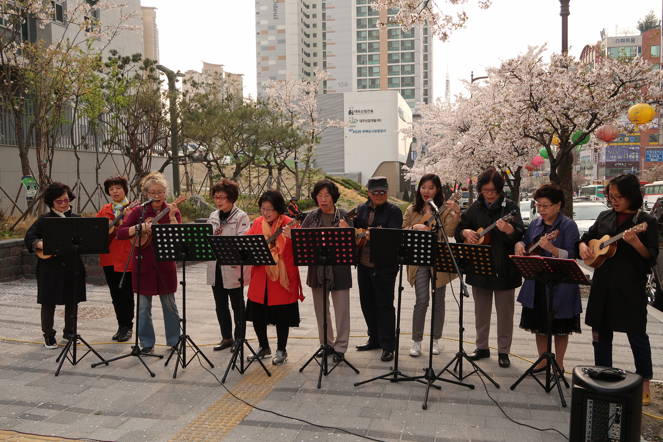 우쿨렐레 중급반 거리 공연 사진