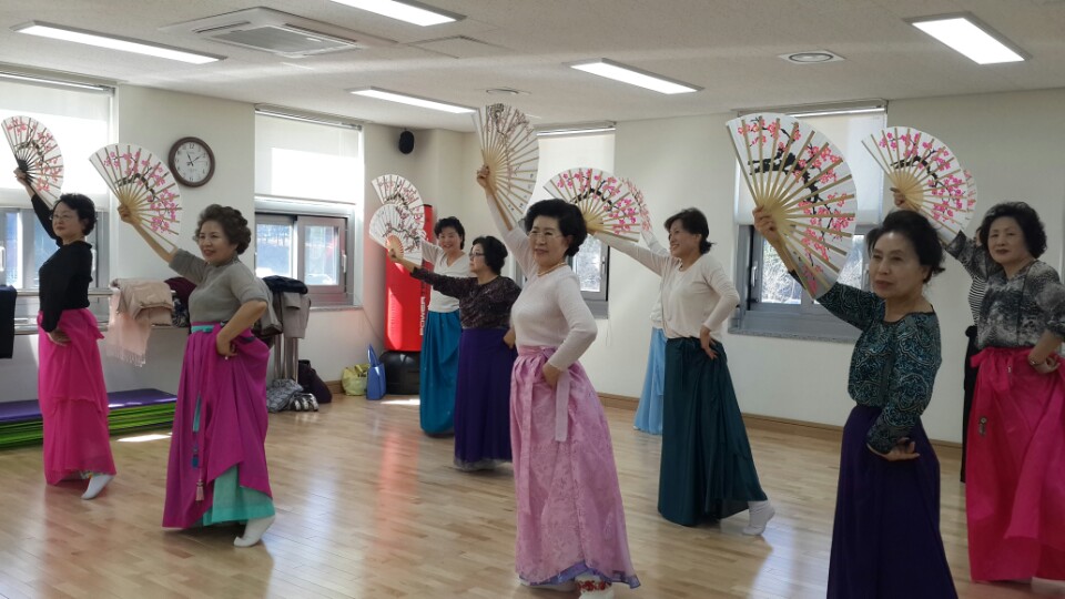 한국무용 수업장면 사진