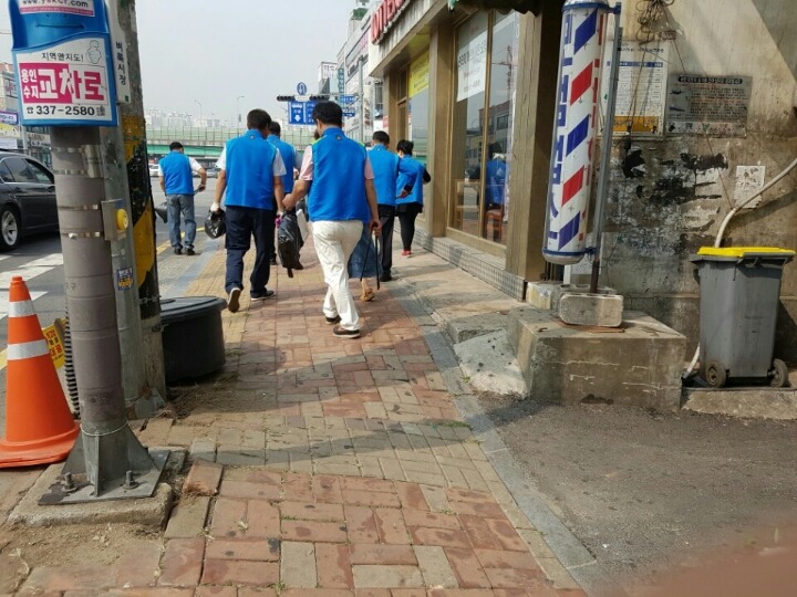 신갈동자치위원회에서는 매월 대청소를 합니다 사진