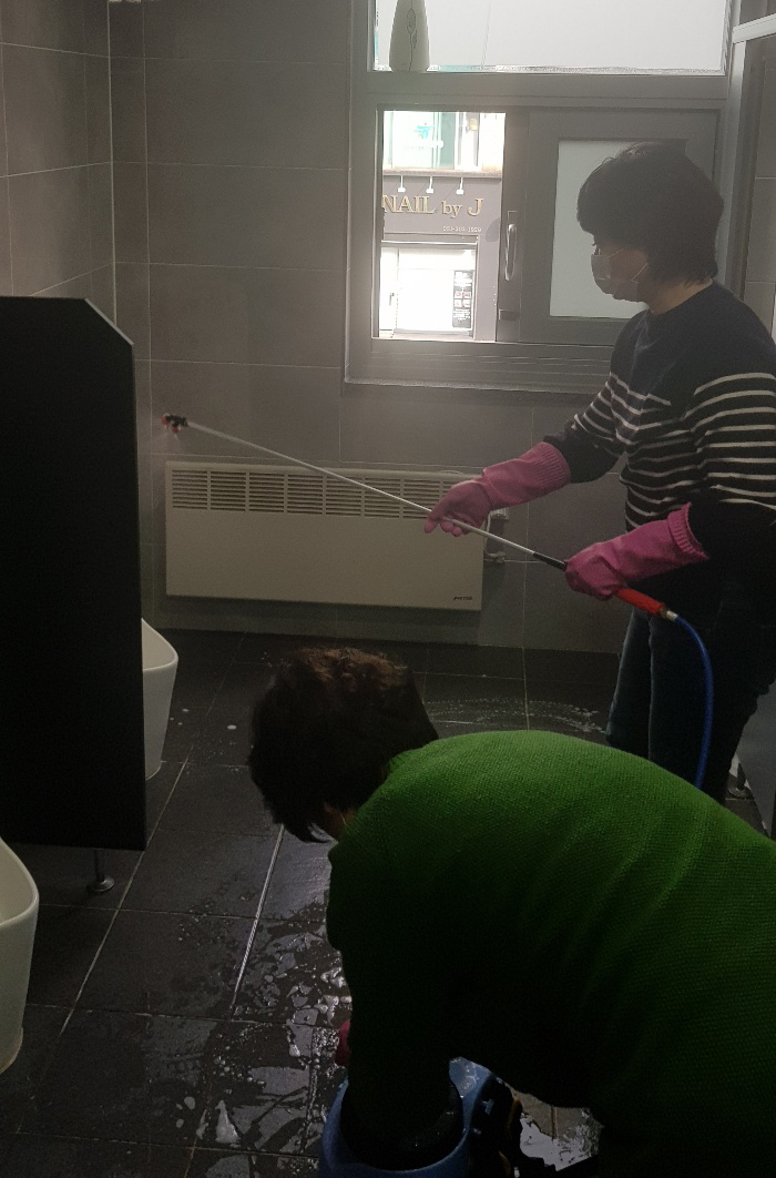 코로나19에 따른 화장실 전체 소독 및 청소 실시 사진
